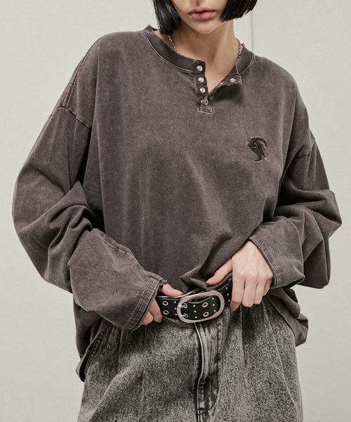 Alfred Alex(アルフレッドアレックス)の「【Alfred Alex】ヴィンテージライクパウダーブリーチ加工ワンポイント刺繍ヘンリーネックロンT(Tシャツ/カットソー・メンズ・チャコール/ワインレッド/グレイッシュブルー/ブラック/ダークブラウン・M/L)」の3枚目の写真