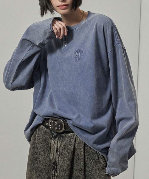 Alfred Alex（アルフレッドアレックス）の「【Alfred Alex】ヴィンテージライクパウダーブリーチ加工ワンポイント刺繍ヘンリーネックロンT（Tシャツ/カットソー・メンズ・チャコール/ワインレッド/グレイッシュブルー/ブラック・M/L）」の3枚目の写真