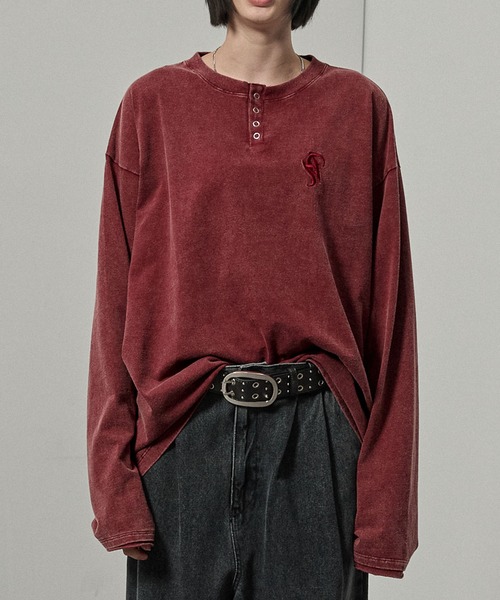 Alfred Alex（アルフレッドアレックス）の「【Alfred Alex】ヴィンテージライクパウダーブリーチ加工ワンポイント刺繍ヘンリーネックロンT（Tシャツ/カットソー・メンズ・チャコール/ワインレッド/グレイッシュブルー/ブラック・M/L）」の4枚目の写真