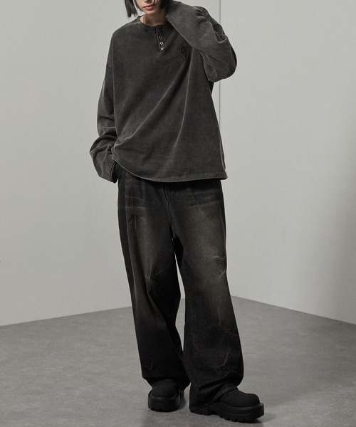 Alfred Alex（アルフレッドアレックス）の「【Alfred Alex】ヴィンテージライクパウダーブリーチ加工ワンポイント刺繍ヘンリーネックロンT（Tシャツ/カットソー・メンズ・チャコール/ワインレッド/グレイッシュブルー/ブラック・M/L）」の6枚目の写真