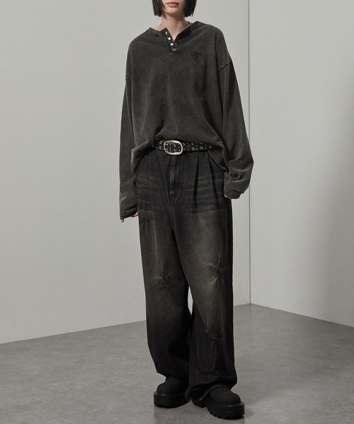 Alfred Alex（アルフレッドアレックス）の「【Alfred Alex】ヴィンテージライクパウダーブリーチ加工ワンポイント刺繍ヘンリーネックロンT（Tシャツ/カットソー・メンズ・チャコール/ワインレッド/グレイッシュブルー/ブラック・M/L）」の7枚目の写真