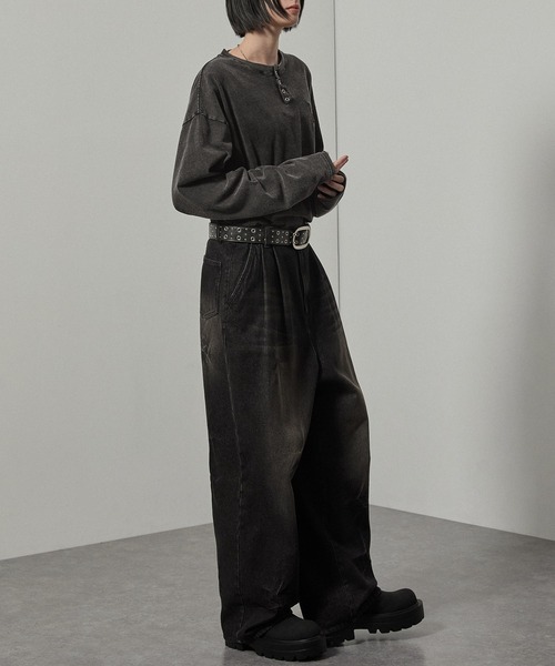 Alfred Alex（アルフレッドアレックス）の「【Alfred Alex】ヴィンテージライクパウダーブリーチ加工ワンポイント刺繍ヘンリーネックロンT（Tシャツ/カットソー・メンズ・チャコール/ワインレッド/グレイッシュブルー/ブラック・M/L）」の8枚目の写真