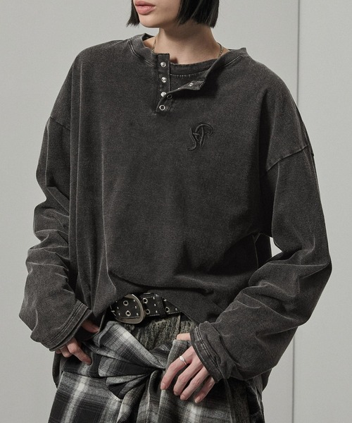 Alfred Alex（アルフレッドアレックス）の「【Alfred Alex】ヴィンテージライクパウダーブリーチ加工ワンポイント刺繍ヘンリーネックロンT（Tシャツ/カットソー・メンズ・チャコール/ワインレッド/グレイッシュブルー/ブラック・M/L）」の14枚目の写真