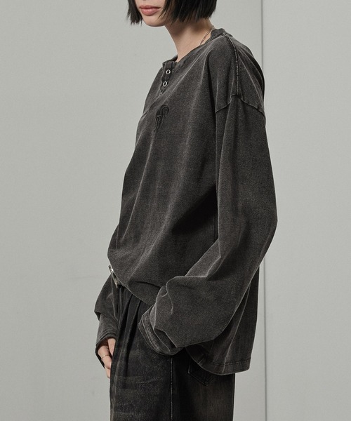 Alfred Alex（アルフレッドアレックス）の「【Alfred Alex】ヴィンテージライクパウダーブリーチ加工ワンポイント刺繍ヘンリーネックロンT（Tシャツ/カットソー・メンズ・チャコール/ワインレッド/グレイッシュブルー/ブラック・M/L）」の16枚目の写真