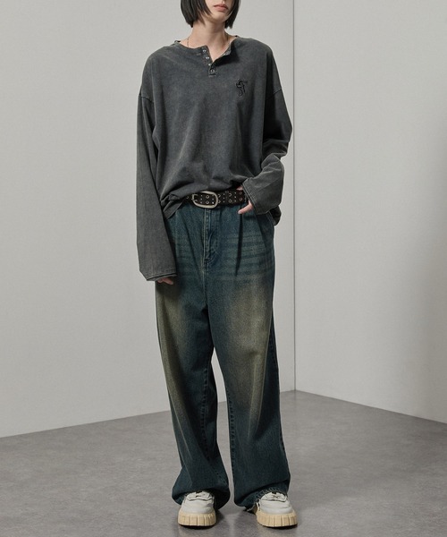 Alfred Alex（アルフレッドアレックス）の「【Alfred Alex】ヴィンテージライクパウダーブリーチ加工ワンポイント刺繍ヘンリーネックロンT（Tシャツ/カットソー・メンズ・チャコール/ワインレッド/グレイッシュブルー/ブラック・M/L）」の21枚目の写真