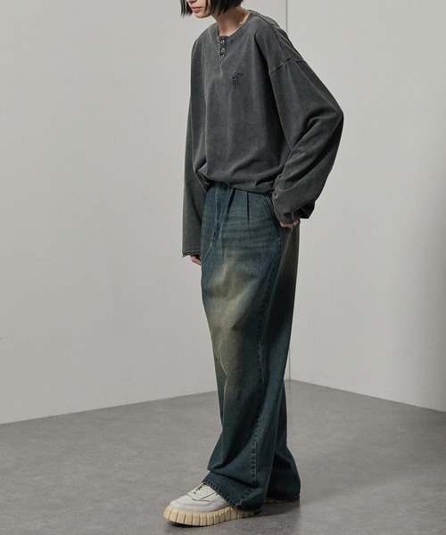 Alfred Alex（アルフレッドアレックス）の「【Alfred Alex】ヴィンテージライクパウダーブリーチ加工ワンポイント刺繍ヘンリーネックロンT（Tシャツ/カットソー・メンズ・チャコール/ワインレッド/グレイッシュブルー/ブラック・M/L）」の22枚目の写真