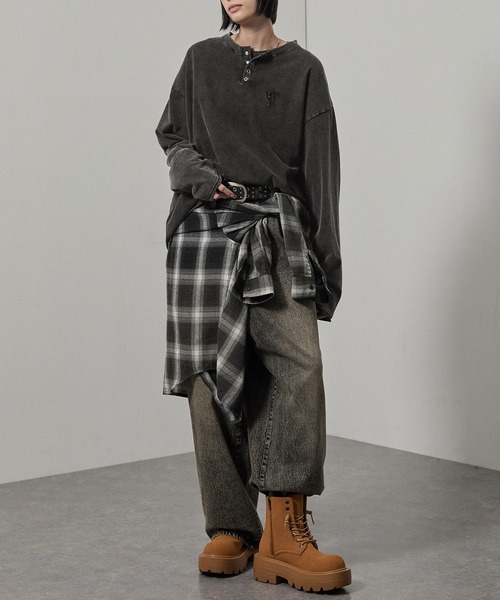 Alfred Alex（アルフレッドアレックス）の「【Alfred Alex】ヴィンテージライクパウダーブリーチ加工ワンポイント刺繍ヘンリーネックロンT（Tシャツ/カットソー・メンズ・チャコール/ワインレッド/グレイッシュブルー/ブラック・M/L）」の10枚目の写真