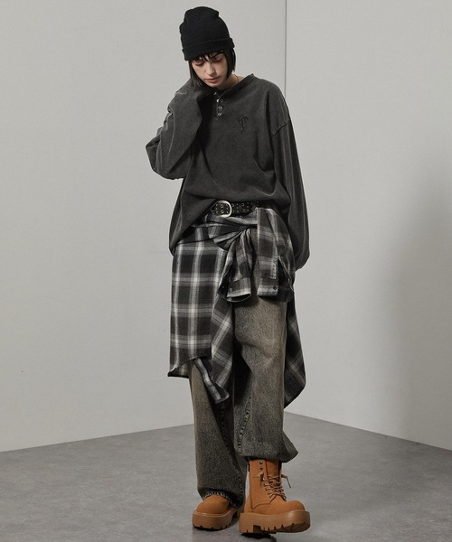 Alfred Alex（アルフレッドアレックス）の「【Alfred Alex】ヴィンテージライクパウダーブリーチ加工ワンポイント刺繍ヘンリーネックロンT（Tシャツ/カットソー・メンズ・チャコール/ワインレッド/グレイッシュブルー/ブラック・M/L）」の11枚目の写真