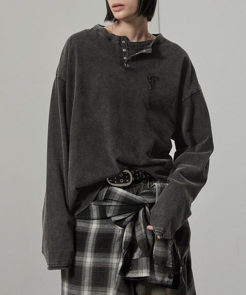 Alfred Alex（アルフレッドアレックス）の「【Alfred Alex】ヴィンテージライクパウダーブリーチ加工ワンポイント刺繍ヘンリーネックロンT（Tシャツ/カットソー・メンズ・チャコール/ワインレッド/グレイッシュブルー/ブラック・M/L）」の18枚目の写真