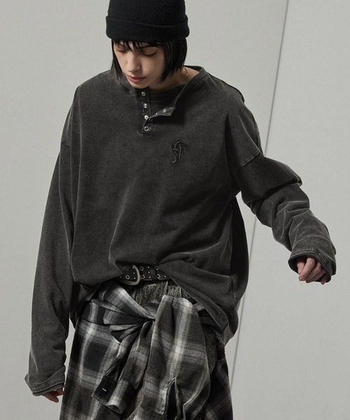 Alfred Alex（アルフレッドアレックス）の「【Alfred Alex】ヴィンテージライクパウダーブリーチ加工ワンポイント刺繍ヘンリーネックロンT（Tシャツ/カットソー・メンズ・チャコール/ワインレッド/グレイッシュブルー/ブラック・M/L）」の19枚目の写真