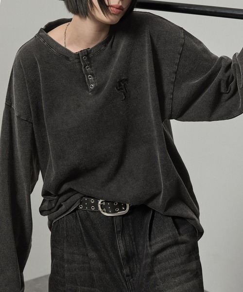 Alfred Alex（アルフレッドアレックス）の「【Alfred Alex】ヴィンテージライクパウダーブリーチ加工ワンポイント刺繍ヘンリーネックロンT（Tシャツ/カットソー・メンズ・チャコール/ワインレッド/グレイッシュブルー/ブラック・M/L）」の12枚目の写真