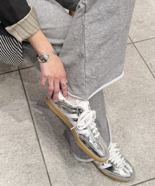 Spick & Span(スピックアンドスパン)の「adidas / アディダス SAMBA OG W(スニーカー・レディース・シルバー・24.5cm/24cm/23.5cm/23cm)」の1枚目の写真