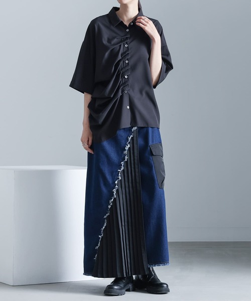 kOhAKU(コハク)の「異素材プリーツ×デニムスカート(デニムスカート・レディース・ブルー/ブラック・2/1)」の11枚目の写真