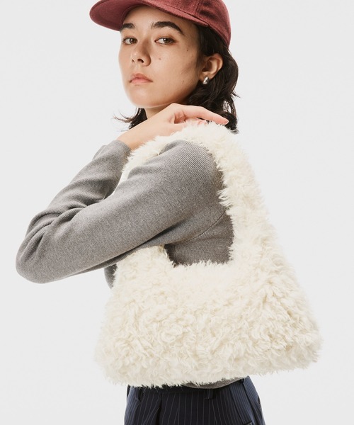 coca(coca)(コカ)の「プードルファーバッグ(ハンドバッグ・レディース・アイボリー/ブラック・ONE SIZE)」の1枚目の写真