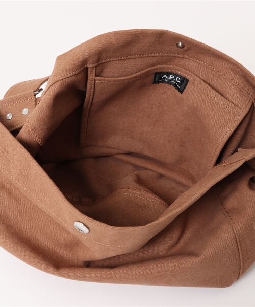 A.P.C.（アーペーセー）の「BESACE JOURNAL（ショルダーバッグ・メンズ・カーキ/ブラウン系その他・ONESIZE）」の5枚目の写真