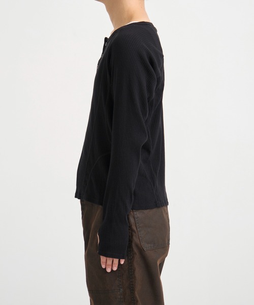 NVRFRGT（ネヴァーフォーゲット）の「別注 HENLEY PANELED SWEATER（Tシャツ/カットソー・メンズ・ダークグレー/ブラック・1/2/3）」の7枚目の写真