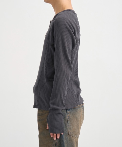 NVRFRGT（ネヴァーフォーゲット）の「別注 HENLEY PANELED SWEATER（Tシャツ/カットソー・メンズ・ダークグレー/ブラック・1/2/3）」の9枚目の写真