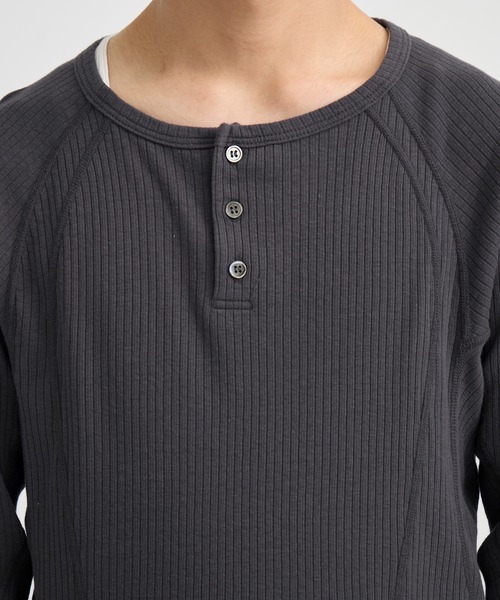 NVRFRGT（ネヴァーフォーゲット）の「別注 HENLEY PANELED SWEATER（Tシャツ/カットソー・メンズ・ダークグレー/ブラック・1/2/3）」の16枚目の写真