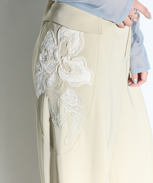 MURRAL(ミューラル)の「【MURRAL/ミューラル】Patchwork embroidered slacks/パッチワークエンブロイダードスラックス(スラックス・レディース・カーキ/ベージュ・2/1)」の9枚目の写真