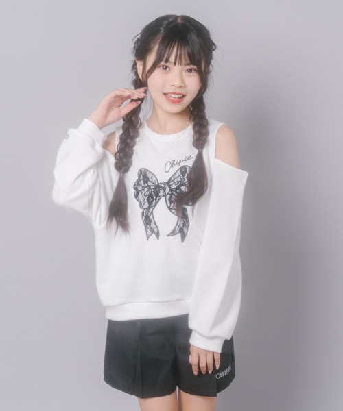 URBAN CHERRY(アーバンチェリー)の「【CHIPIE/シピ】レースリボン刺繍カットショルダートレーナー(スウェット・キッズ・ブラック/ホワイト/グレー・150cm/140cm/110cm/130cm/120cm)」の16枚目の写真