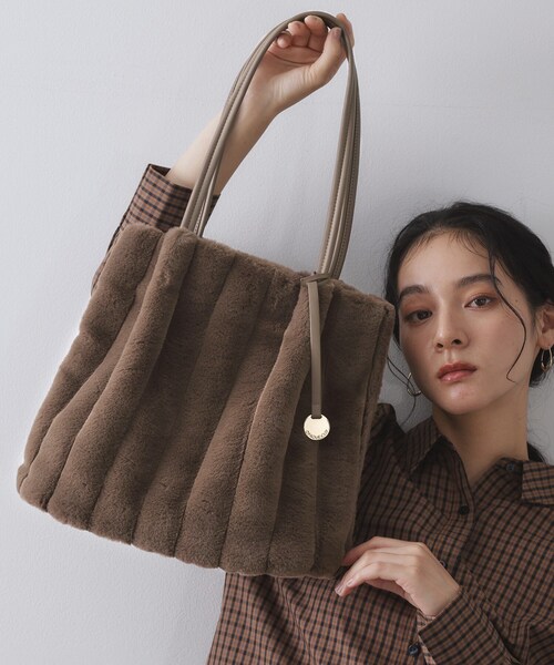 OPAQUE.CLIP(オペークドットクリップ)の「【A4サイズ対応/マチ付き】ストライプフェイクファートートバッグ(トートバッグ・レディース・グレー/チャコールグレー/アイボリー/ブラック/ブラウン系その他/ベージュ/ブラウン系8・00)」の6枚目の写真