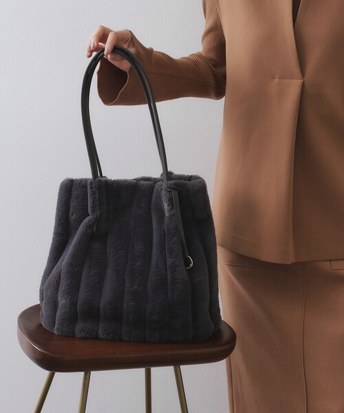 OPAQUE.CLIP(オペークドットクリップ)の「【A4サイズ対応/マチ付き】ストライプフェイクファートートバッグ(トートバッグ・レディース・グレー/チャコールグレー/アイボリー/ブラック/ブラウン系その他/ベージュ/ブラウン系8・00)」の3枚目の写真