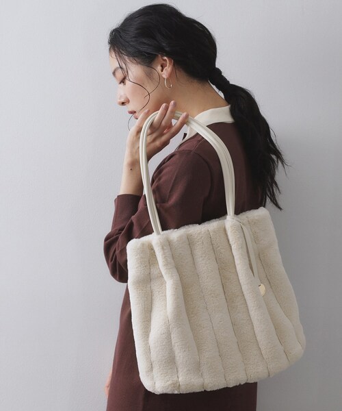 OPAQUE.CLIP(オペークドットクリップ)の「【A4サイズ対応/マチ付き】ストライプフェイクファートートバッグ(トートバッグ・レディース・グレー/チャコールグレー/アイボリー/ブラック/ブラウン系その他/ベージュ/ブラウン系8・00)」の1枚目の写真