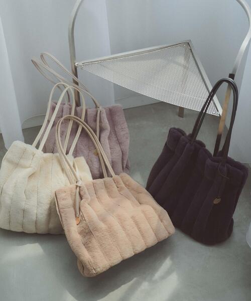 OPAQUE.CLIP(オペークドットクリップ)の「【A4サイズ対応/マチ付き】ストライプフェイクファートートバッグ(トートバッグ・レディース・グレー/チャコールグレー/アイボリー/ブラック/ブラウン系その他/ベージュ/ブラウン系8・00)」の8枚目の写真