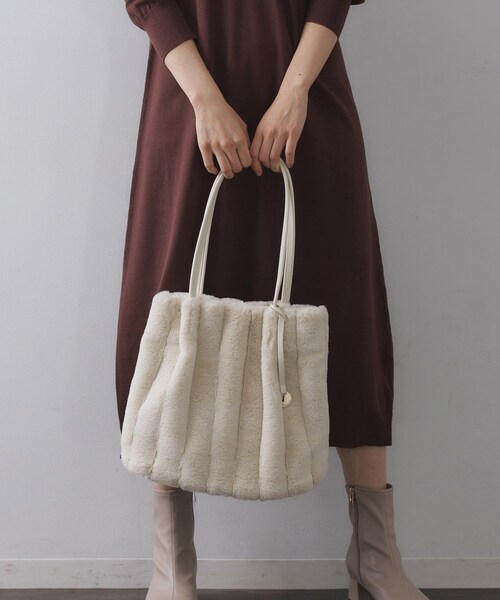 OPAQUE.CLIP(オペークドットクリップ)の「【A4サイズ対応/マチ付き】ストライプフェイクファートートバッグ(トートバッグ・レディース・グレー/チャコールグレー/アイボリー/ブラック/ブラウン系その他/ベージュ/ブラウン系8・00)」の9枚目の写真