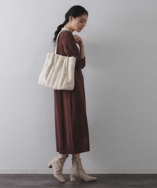 OPAQUE.CLIP(オペークドットクリップ)の「【A4サイズ対応/マチ付き】ストライプフェイクファートートバッグ(トートバッグ・レディース・グレー/チャコールグレー/アイボリー/ブラック/ブラウン系その他/ベージュ/ブラウン系8・00)」の10枚目の写真