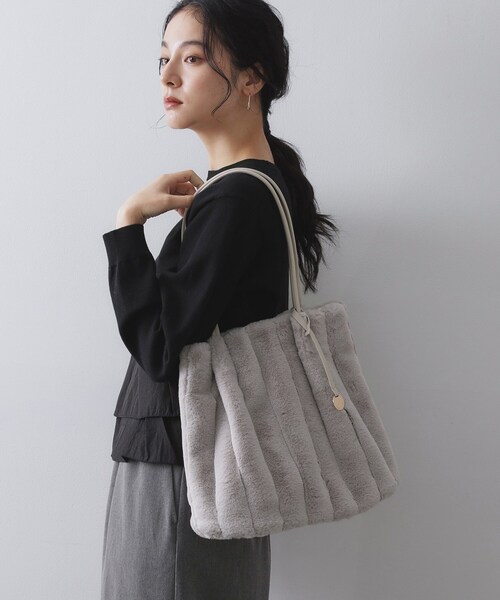 OPAQUE.CLIP(オペークドットクリップ)の「【A4サイズ対応/マチ付き】ストライプフェイクファートートバッグ(トートバッグ・レディース・グレー/チャコールグレー/アイボリー/ブラック/ブラウン系その他/ベージュ/ブラウン系8・00)」の11枚目の写真