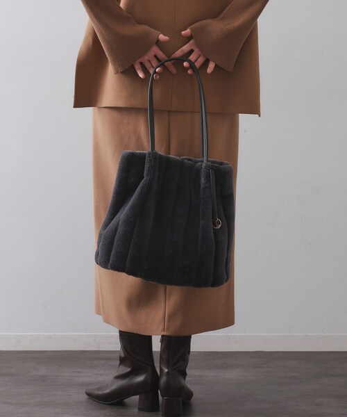 OPAQUE.CLIP(オペークドットクリップ)の「【A4サイズ対応/マチ付き】ストライプフェイクファートートバッグ(トートバッグ・レディース・グレー/チャコールグレー/アイボリー/ブラック/ブラウン系その他/ベージュ/ブラウン系8・00)」の13枚目の写真