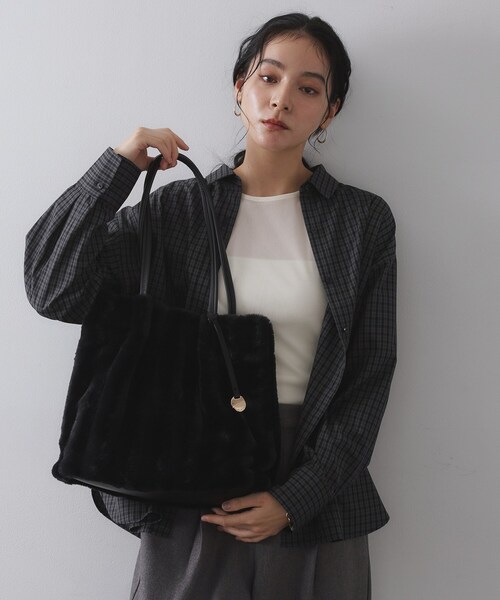 OPAQUE.CLIP(オペークドットクリップ)の「【A4サイズ対応/マチ付き】ストライプフェイクファートートバッグ(トートバッグ・レディース・グレー/チャコールグレー/アイボリー/ブラック/ブラウン系その他/ベージュ/ブラウン系8・00)」の15枚目の写真