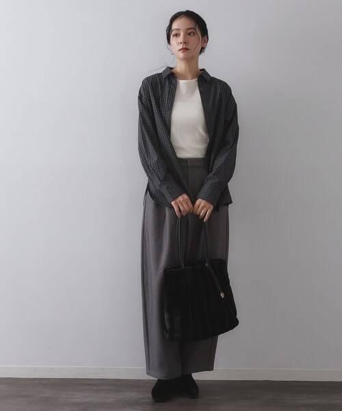 OPAQUE.CLIP(オペークドットクリップ)の「【A4サイズ対応/マチ付き】ストライプフェイクファートートバッグ(トートバッグ・レディース・グレー/チャコールグレー/アイボリー/ブラック/ブラウン系その他/ベージュ/ブラウン系8・00)」の16枚目の写真