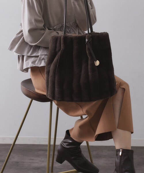 OPAQUE.CLIP(オペークドットクリップ)の「【A4サイズ対応/マチ付き】ストライプフェイクファートートバッグ(トートバッグ・レディース・グレー/チャコールグレー/アイボリー/ブラック/ブラウン系その他/ベージュ/ブラウン系8・00)」の17枚目の写真