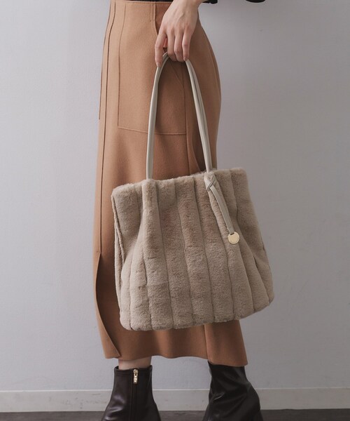 OPAQUE.CLIP(オペークドットクリップ)の「【A4サイズ対応/マチ付き】ストライプフェイクファートートバッグ(トートバッグ・レディース・グレー/チャコールグレー/アイボリー/ブラック/ブラウン系その他/ベージュ/ブラウン系8・00)」の19枚目の写真