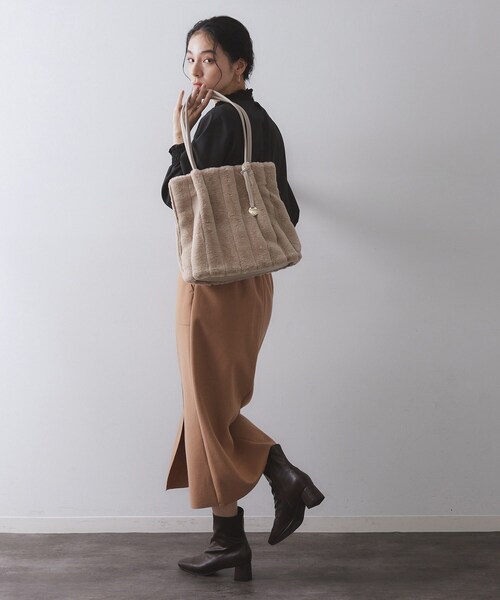 OPAQUE.CLIP(オペークドットクリップ)の「【A4サイズ対応/マチ付き】ストライプフェイクファートートバッグ(トートバッグ・レディース・グレー/チャコールグレー/アイボリー/ブラック/ブラウン系その他/ベージュ/ブラウン系8・00)」の20枚目の写真