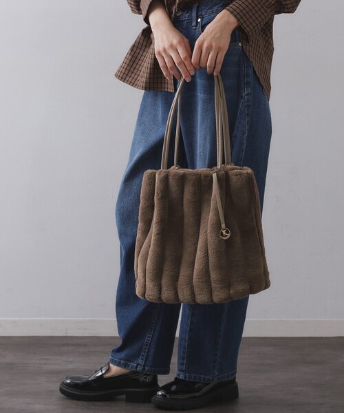 OPAQUE.CLIP(オペークドットクリップ)の「【A4サイズ対応/マチ付き】ストライプフェイクファートートバッグ(トートバッグ・レディース・グレー/チャコールグレー/アイボリー/ブラック/ブラウン系その他/ベージュ/ブラウン系8・00)」の21枚目の写真