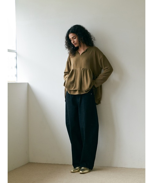 Brown&Street(ブラウンアンドストリート)の「落ち感キーネックペプラムトップス(シャツ/ブラウス・レディース・ブラック/オリーブ・FREE)」の3枚目の写真
