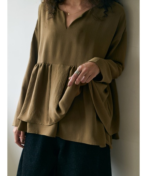 Brown&Street(ブラウンアンドストリート)の「落ち感キーネックペプラムトップス(シャツ/ブラウス・レディース・ブラック/オリーブ・FREE)」の4枚目の写真