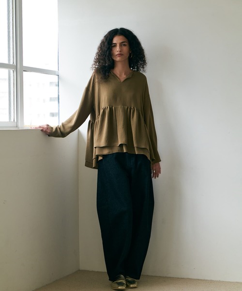 Brown&Street(ブラウンアンドストリート)の「落ち感キーネックペプラムトップス(シャツ/ブラウス・レディース・ブラック/オリーブ・FREE)」の5枚目の写真