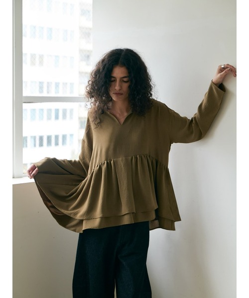 Brown&Street(ブラウンアンドストリート)の「落ち感キーネックペプラムトップス(シャツ/ブラウス・レディース・ブラック/オリーブ・FREE)」の6枚目の写真