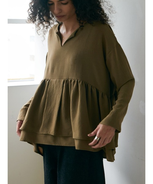 Brown&Street(ブラウンアンドストリート)の「落ち感キーネックペプラムトップス(シャツ/ブラウス・レディース・ブラック/オリーブ・FREE)」の7枚目の写真