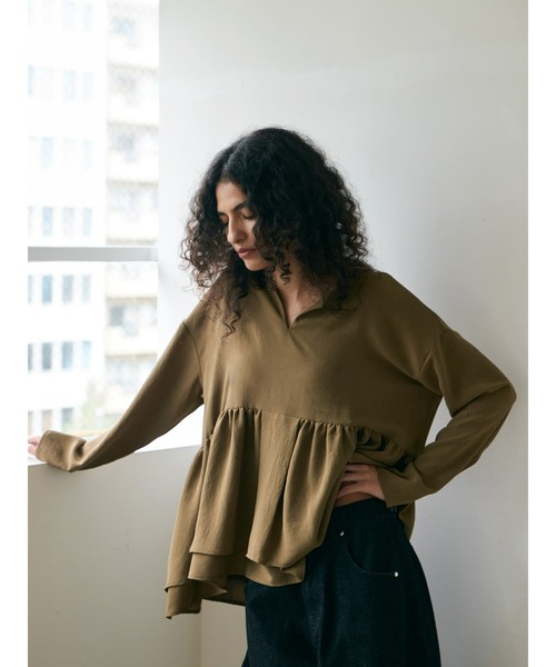 Brown&Street(ブラウンアンドストリート)の「落ち感キーネックペプラムトップス(シャツ/ブラウス・レディース・ブラック/オリーブ・FREE)」の8枚目の写真