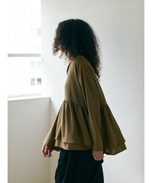 Brown&Street(ブラウンアンドストリート)の「落ち感キーネックペプラムトップス(シャツ/ブラウス・レディース・ブラック/オリーブ・FREE)」の9枚目の写真