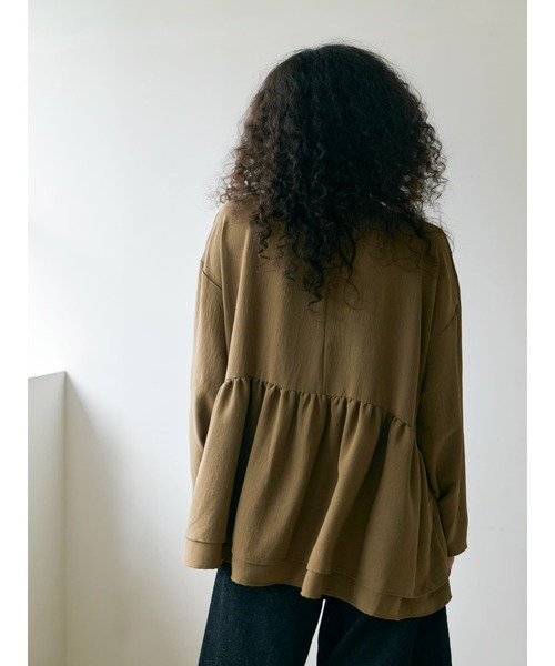 Brown&Street(ブラウンアンドストリート)の「落ち感キーネックペプラムトップス(シャツ/ブラウス・レディース・ブラック/オリーブ・FREE)」の10枚目の写真