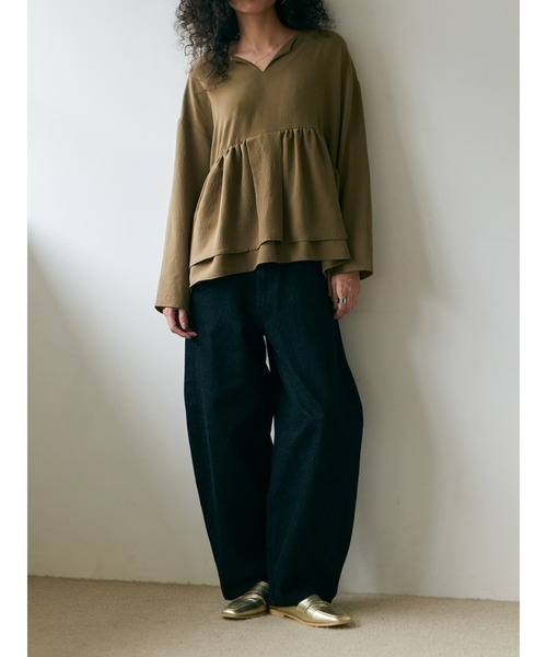 Brown&Street(ブラウンアンドストリート)の「落ち感キーネックペプラムトップス(シャツ/ブラウス・レディース・ブラック/オリーブ・FREE)」の12枚目の写真