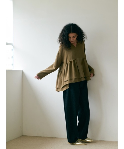 Brown&Street(ブラウンアンドストリート)の「落ち感キーネックペプラムトップス(シャツ/ブラウス・レディース・ブラック/オリーブ・FREE)」の14枚目の写真
