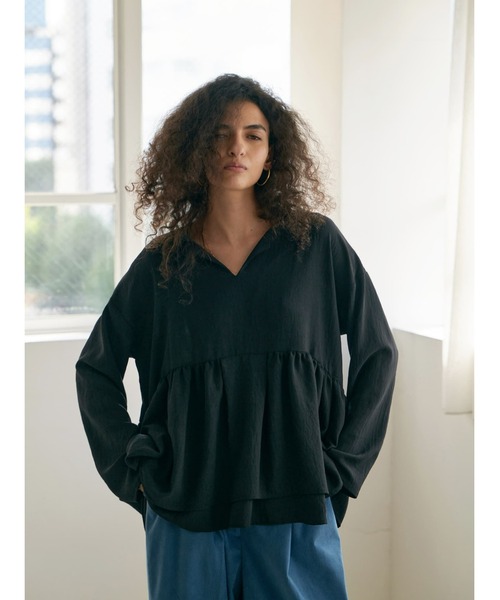 Brown&Street(ブラウンアンドストリート)の「落ち感キーネックペプラムトップス(シャツ/ブラウス・レディース・ブラック/オリーブ・FREE)」の15枚目の写真