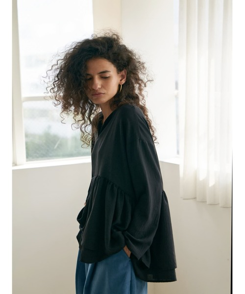 Brown&Street(ブラウンアンドストリート)の「落ち感キーネックペプラムトップス(シャツ/ブラウス・レディース・ブラック/オリーブ・FREE)」の18枚目の写真